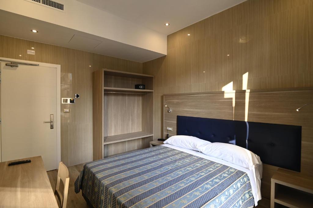 Hotel Midway photo