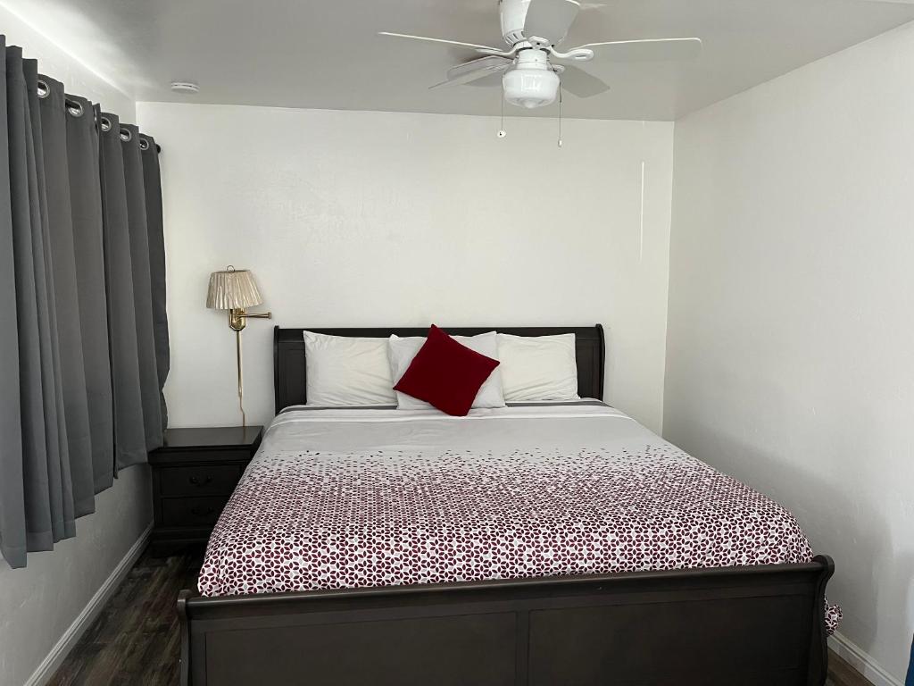 Holiday Motel photo