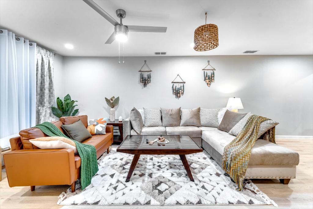 Awesome newly renovated cozy home 6 mins from AT&T