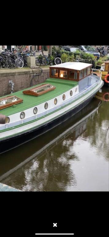 Luxury Historic Boat Amsterdam — Hotel in Amsterdam