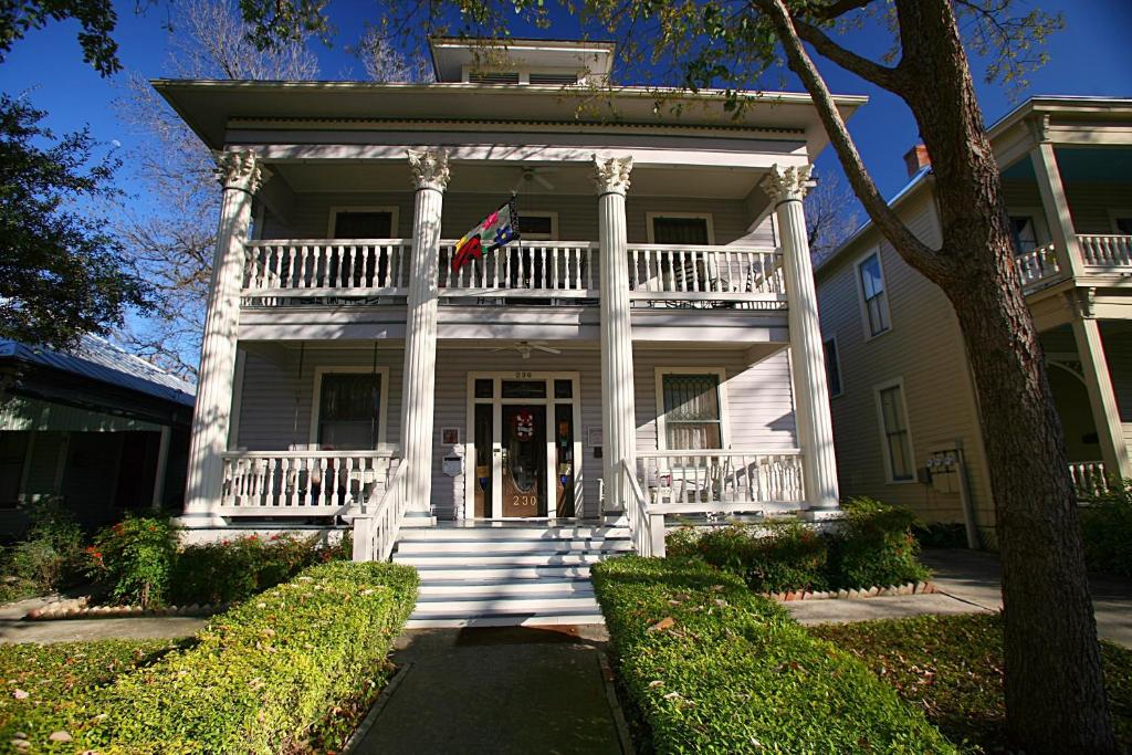 Brackenridge House Bed and Breakfast photo