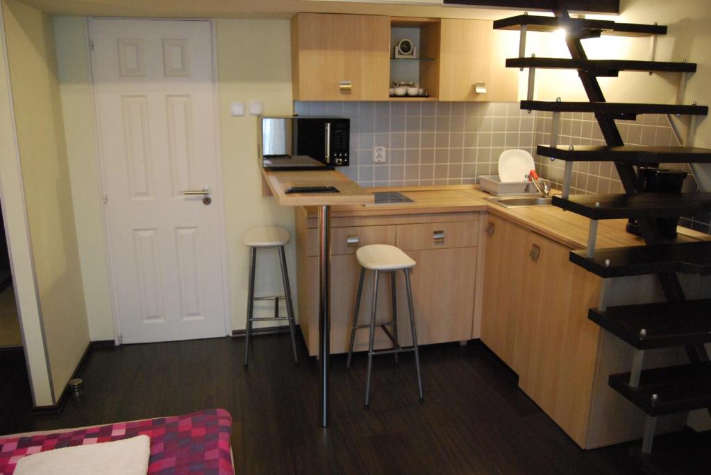 Kitchen, Boomerang Hostel and Apartments in Budapest