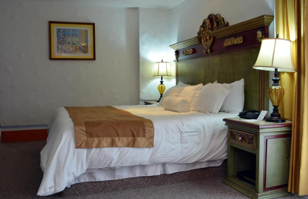 Howard Johnson Calle Real Morelia photo