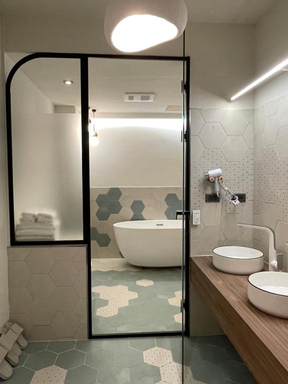 8 Door Guest House photo