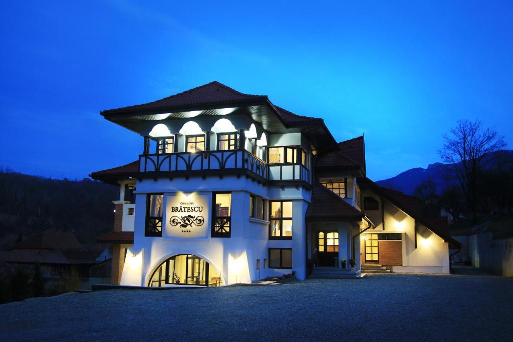 Conacul Bratescu — Hotel in Bran