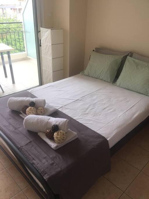 Studio by the train station 2, Larisa