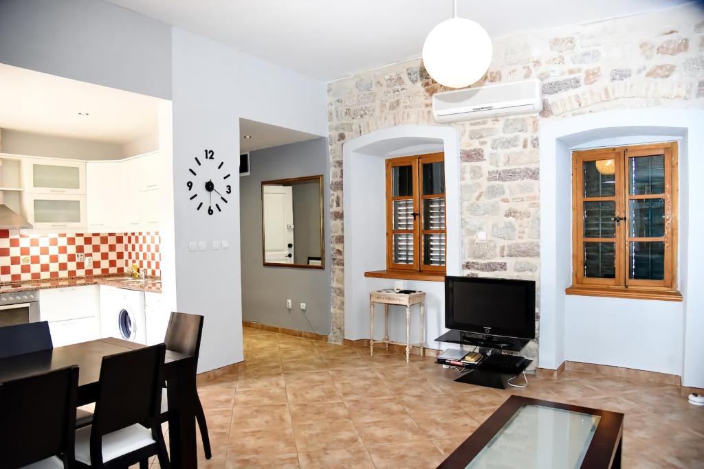 Cozy 2 Bedroom Apartment in Antique Bizanti Palace - 5