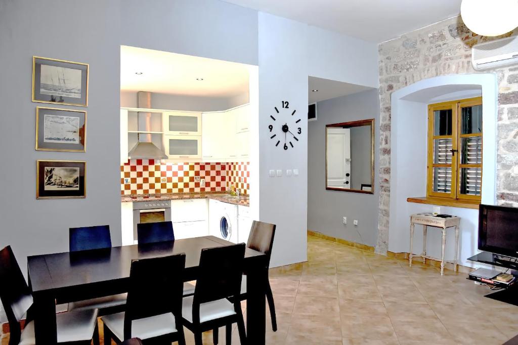 Cozy 2 Bedroom Apartment in Antique Bizanti Palace - 4
