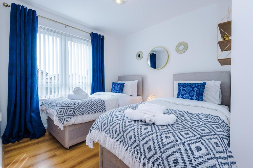 Liverpool 4 Bed! Sleeps 9! Groups and Contractors! FREE OFF STREET PARKING! 3 Toilets! FREE WIFI!, West Derby