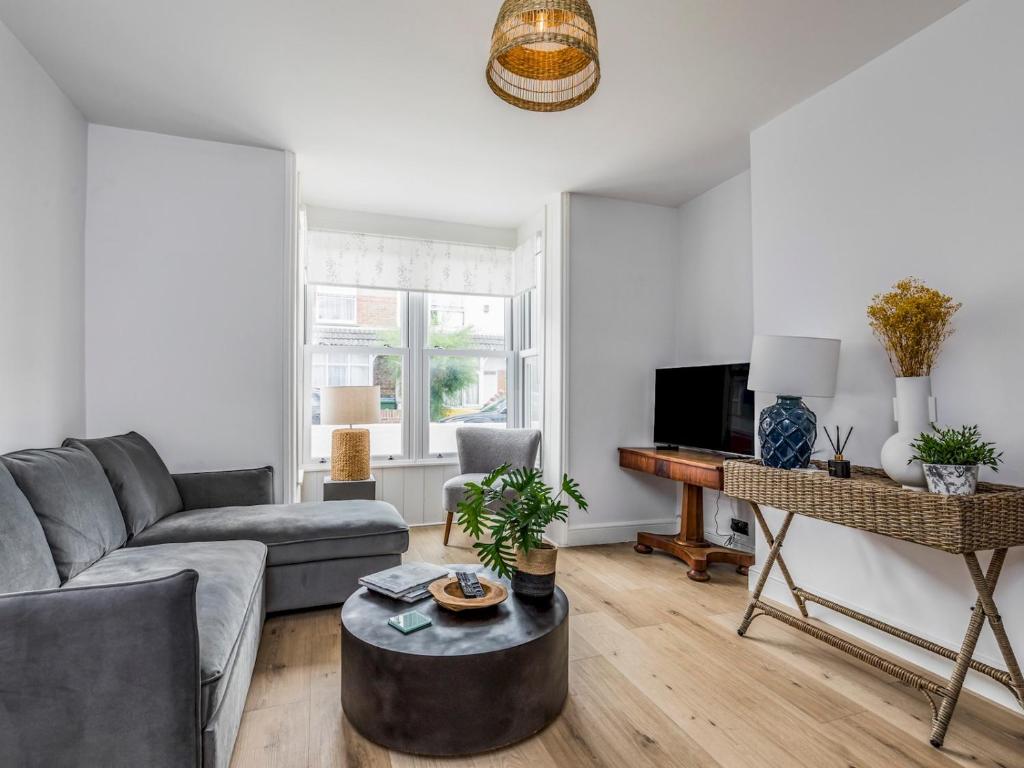 Pass the Keys Delightful 2 Bed House a Stones Throw From Beach, Bognor Regis