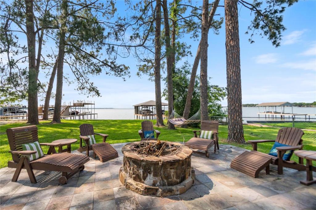 Lake Getaway Waterfront, Volleyball Court, Fire Pit, Lilly Pads and