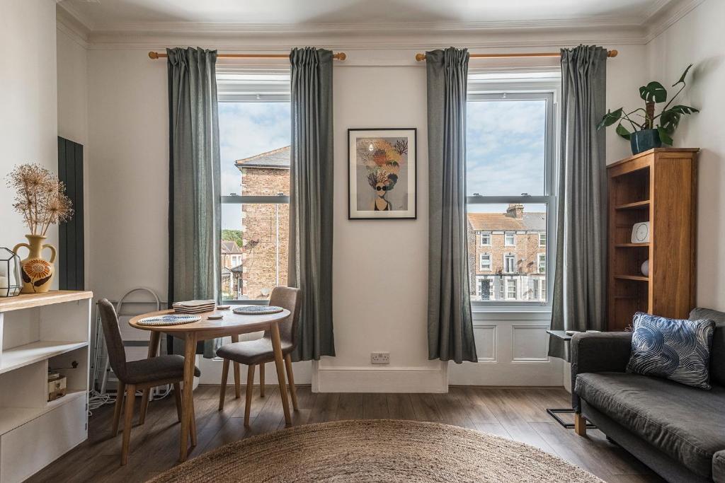 Rock Pool Reach - central location with parking, Broadstairs