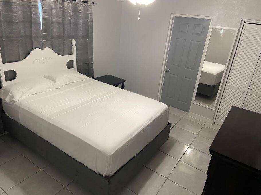 Airy 1-bedroom apartment 3 minutes from Downtown photo
