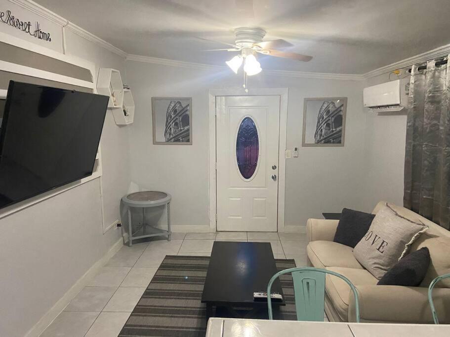 Airy 1-bedroom apartment 3 minutes from Downtown photo