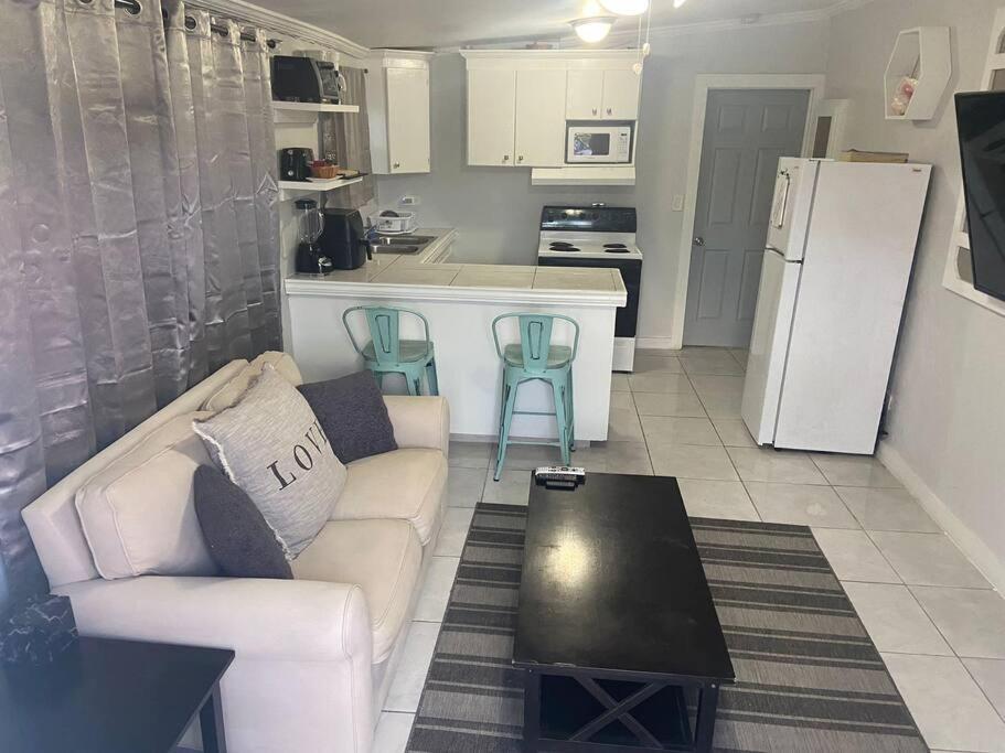 Airy 1-bedroom apartment 3 minutes from Downtown photo