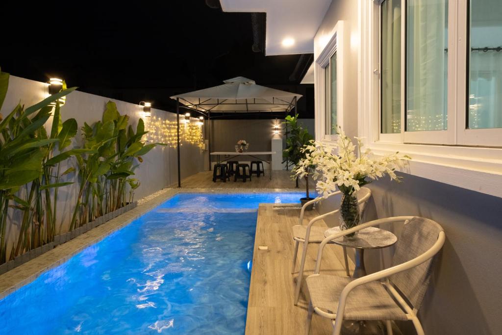 April Pool Villa Airport photo