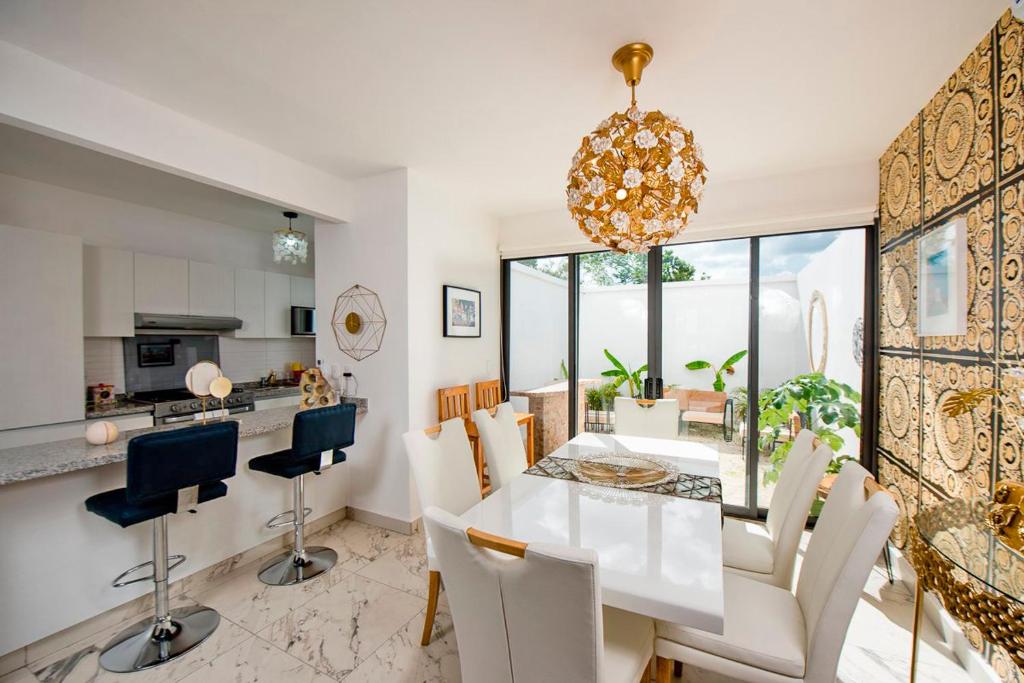 Charming & Comfortable House, 15 min to Downtown - 2