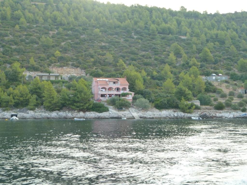 Apartments by the sea Karbuni, Korcula - 16286 — Hotel in Korcula