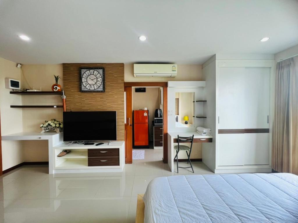 Shared lounge/TV area