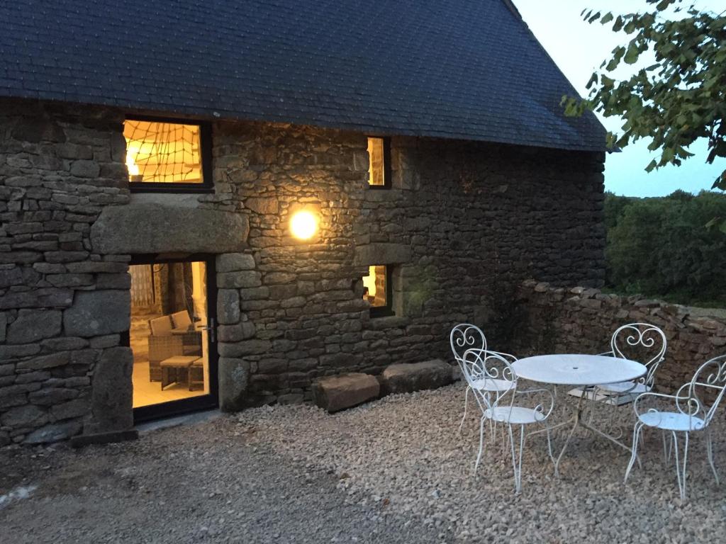 Petite maison pour 2 à 6 personnes dans un paysage totalement paisible (plages à 20 min)Little house for 2 to 6 persons in total peaceful landscape (beaches at 20 min)