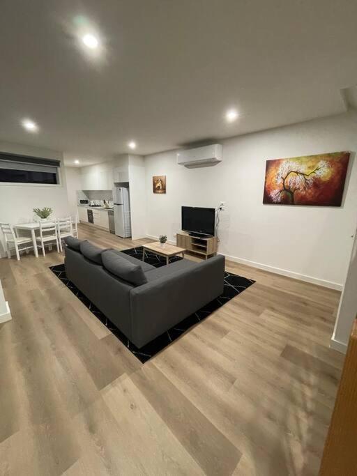 Quality self contained 2 bedroom apartment in the heart of LAVERTON — Hotel in Melbourne