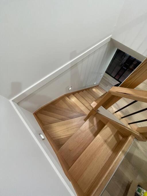 Quality self contained 2 bedroom apartment in the heart of LAVERTON photo