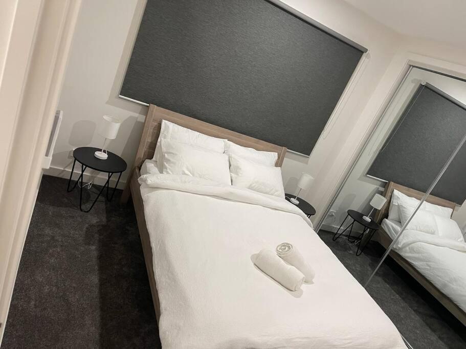 Quality self contained 2 bedroom apartment in the heart of LAVERTON photo