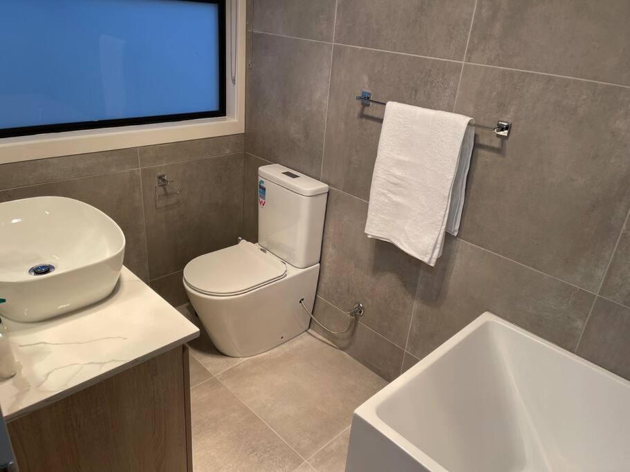 Quality self contained 2 bedroom apartment in the heart of LAVERTON photo