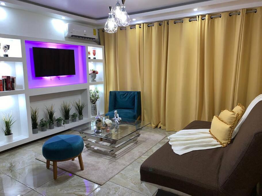 Romantic Studio w/Jacuzzi 15 min Airport, Ensanche Los Minas