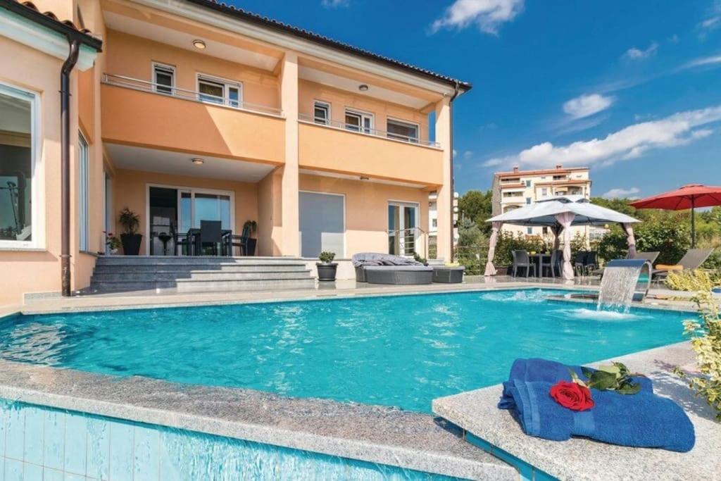 Luxury villa with a swimming pool Pjescana Uvala, Pula - 17131 photo