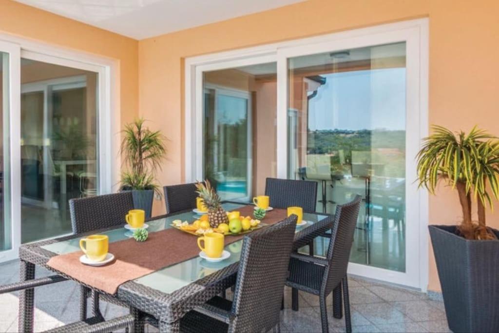 Luxury villa with a swimming pool Pjescana Uvala, Pula 17131｜クチコミあり プーラ