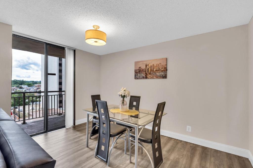 Arlington Fully Furnished Apartments in Crystal City photo
