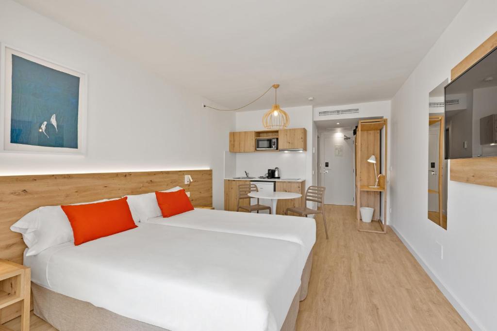 Palmanova Beach Apartments by TRH — Palmanova, Baleary