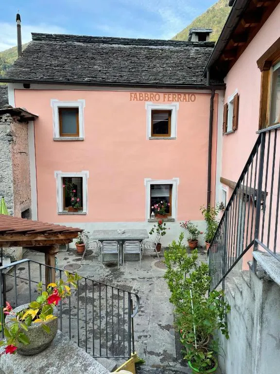 casa FABBRO, hotel in Avegno