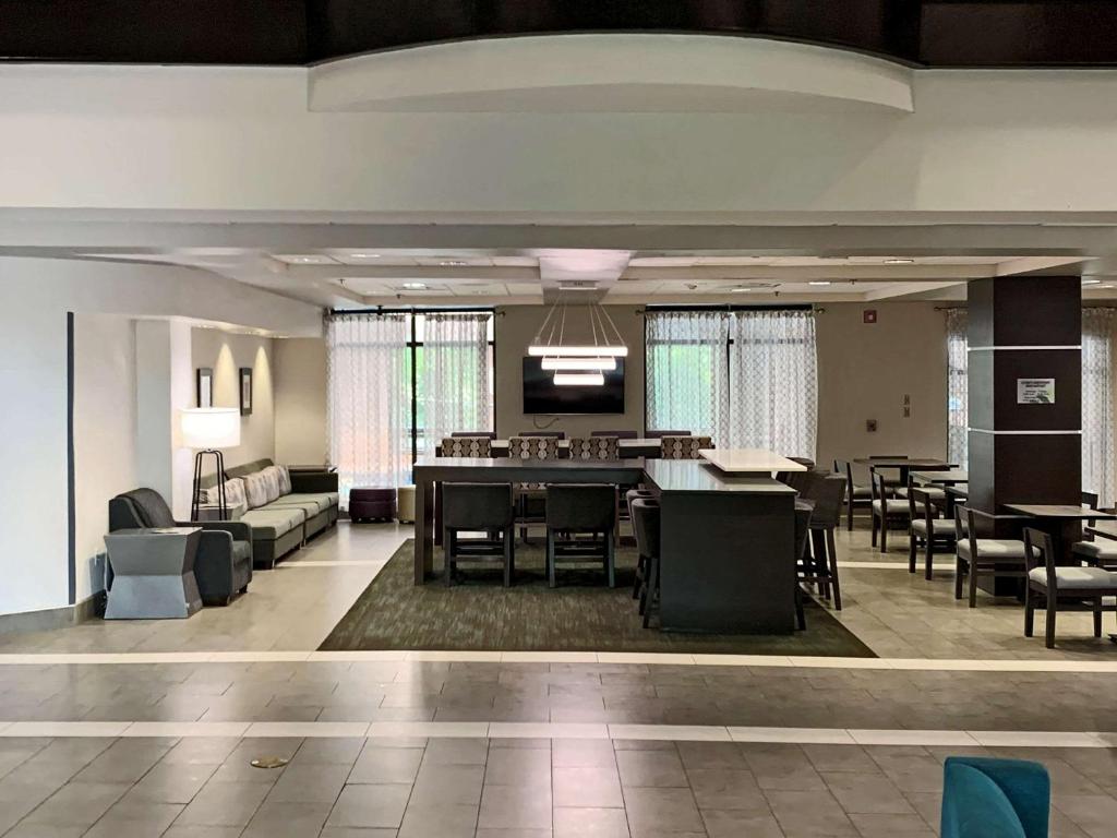 Comfort Inn & Suites Columbus North photo