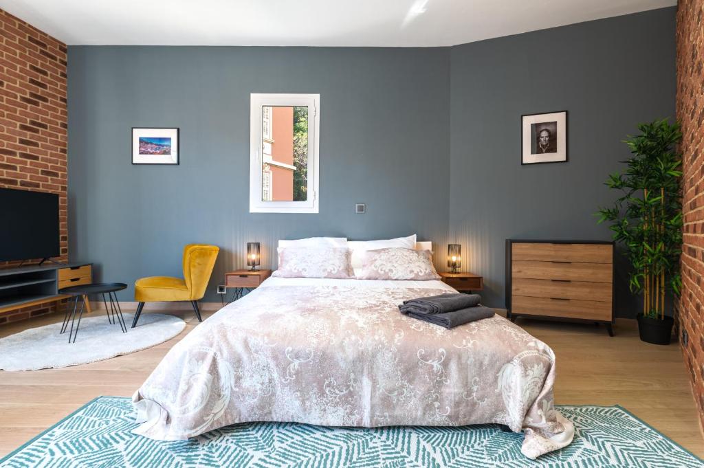 SPACIEUX STUDIO HAUT PLAFOND PROCHE MONACO - 5