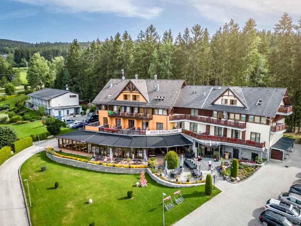 Hotel SLUNEČNÁ LOUKA，位于伏尔塔瓦河畔利普诺的酒店
