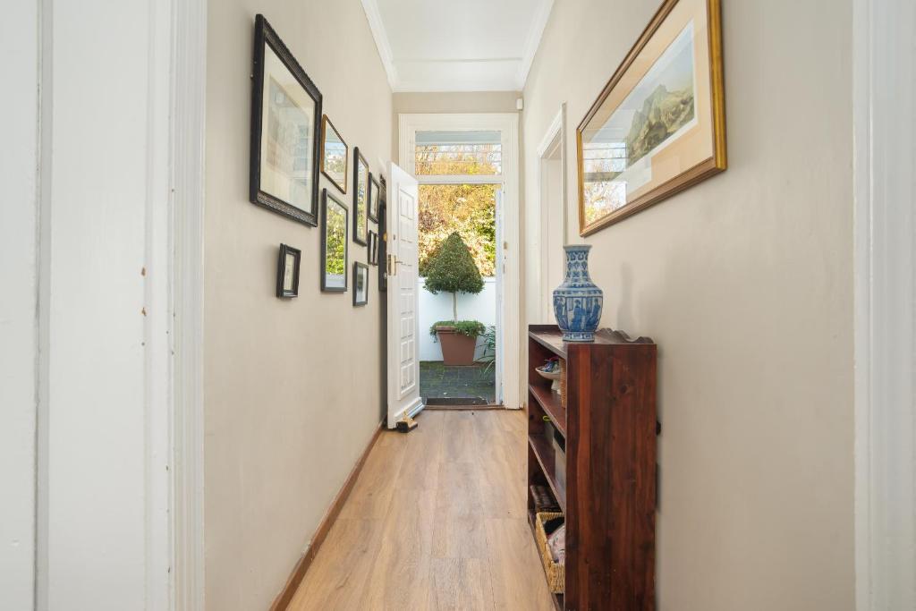 Central Claremont Garden Apartment photo