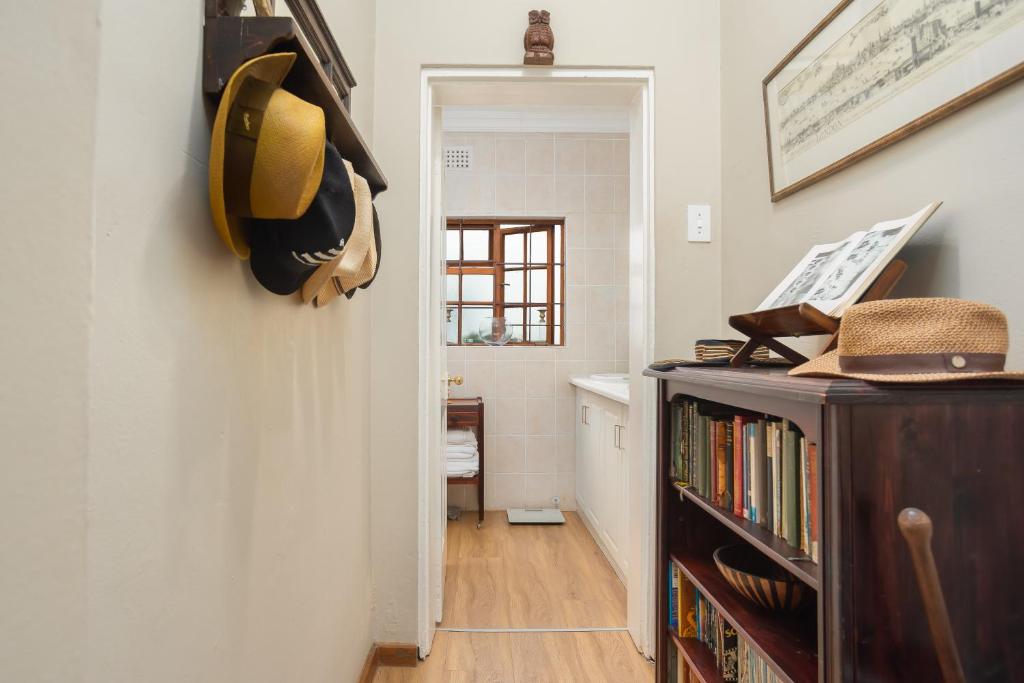 Central Claremont Garden Apartment photo