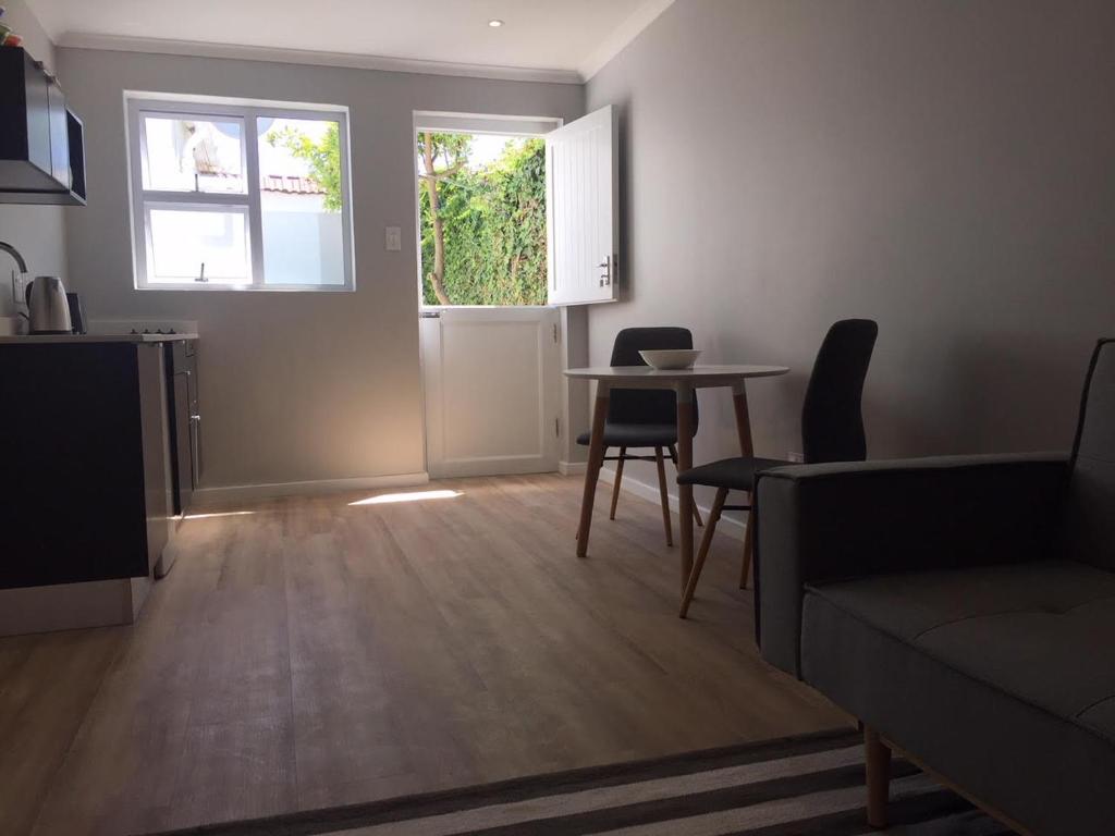 Central Claremont Garden Apartment photo