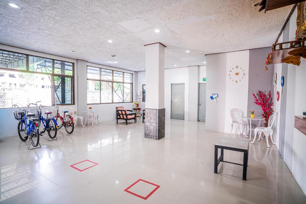 Pasawang Hotel (โรงแรมภาสว่าง)