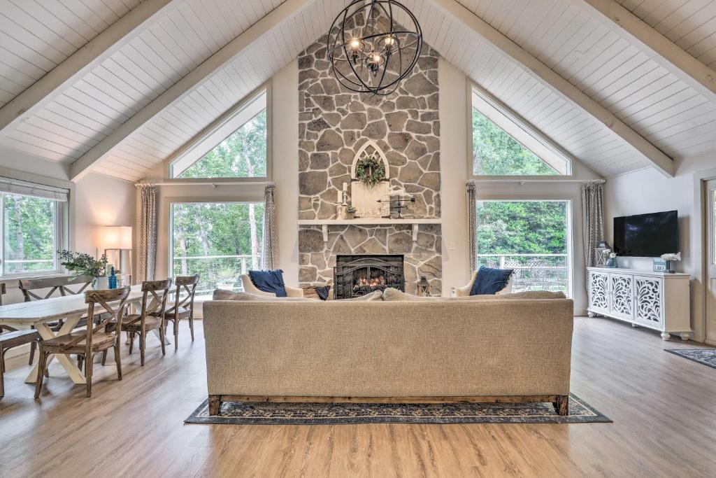 Luxe Lakefront Home with Large Deck and Kayaks!