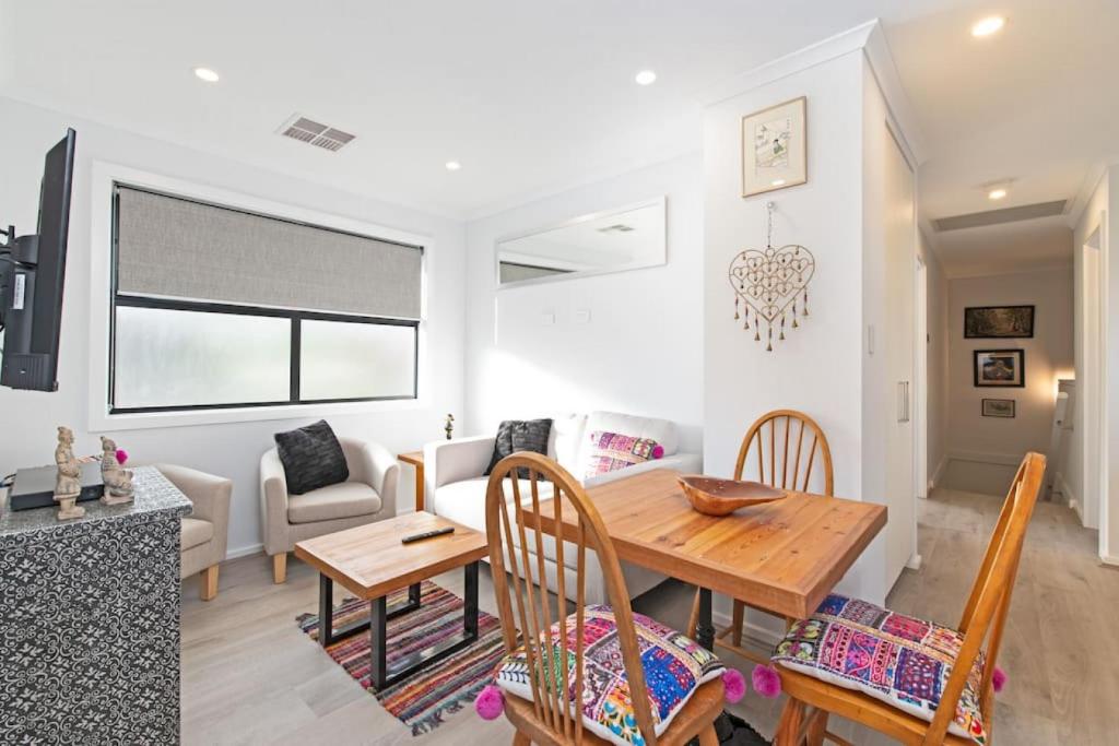 MOA001 Adorable and Cosy 2BR guest suite next to the beach WiFi