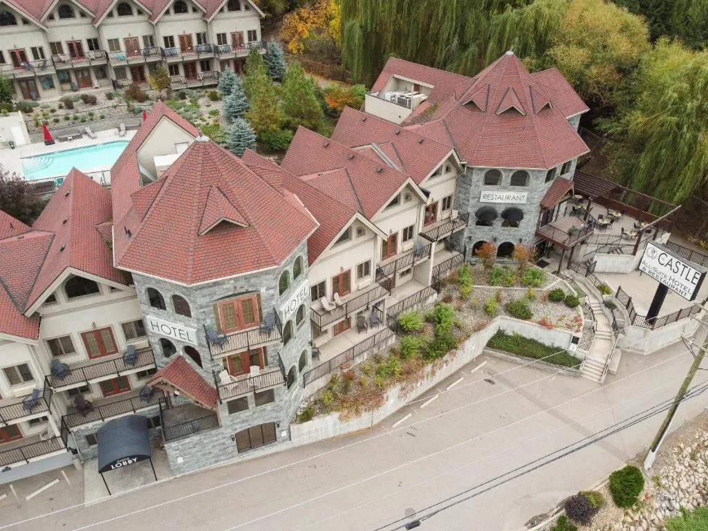 The Castle at Swan Lake, hotel in Vernon