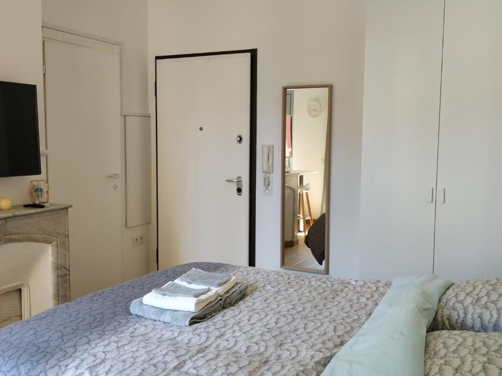 STUDIO CANNES A 5 MN A PIED DE LA GARE TOUT CONFORT AVEC BALCON - 3