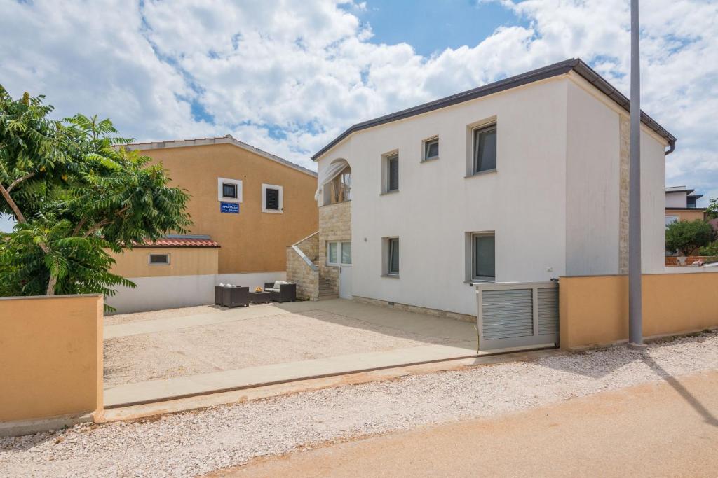 Apartments with parking space Vir - 19100, Vir