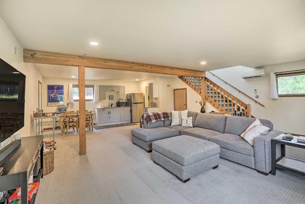 Upscale Bend Barn with Deck - Close to Trails!, Bend