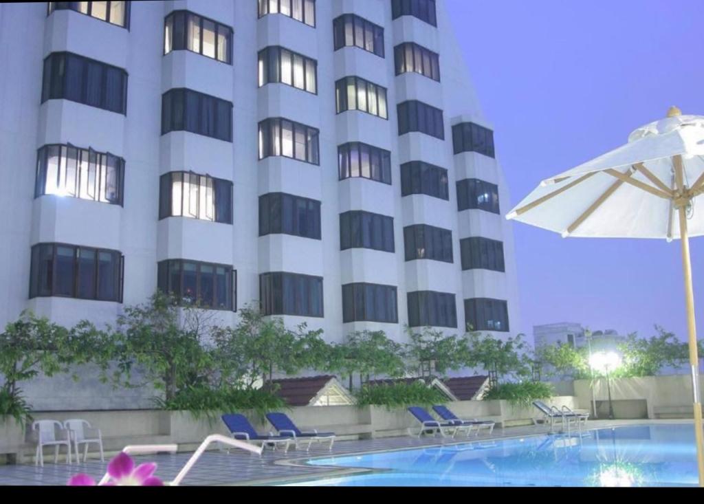 Omnitower pool view cozy apartment photo
