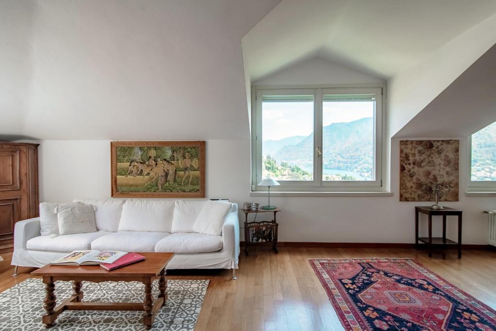 I D'A Charming Penthouse - LAKE VIEW- Como- House-130 mt-2 double bedrooms and 2 double bathrooms a spacious living room-Full equipped kitchen-Private garden and terrace-Private covered parking, Como