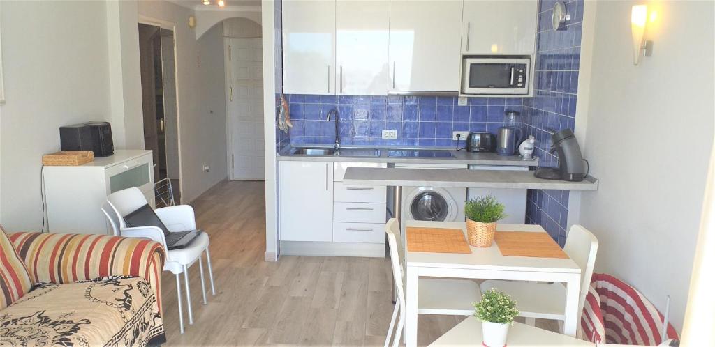 apartment with a large south-facing balcony, sea view and WIFI in Las Americas center - 3